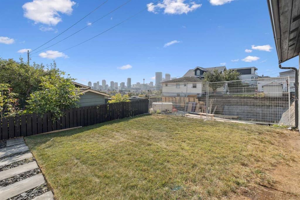 809 9 Street Ne, Calgary, AB - Outdoor