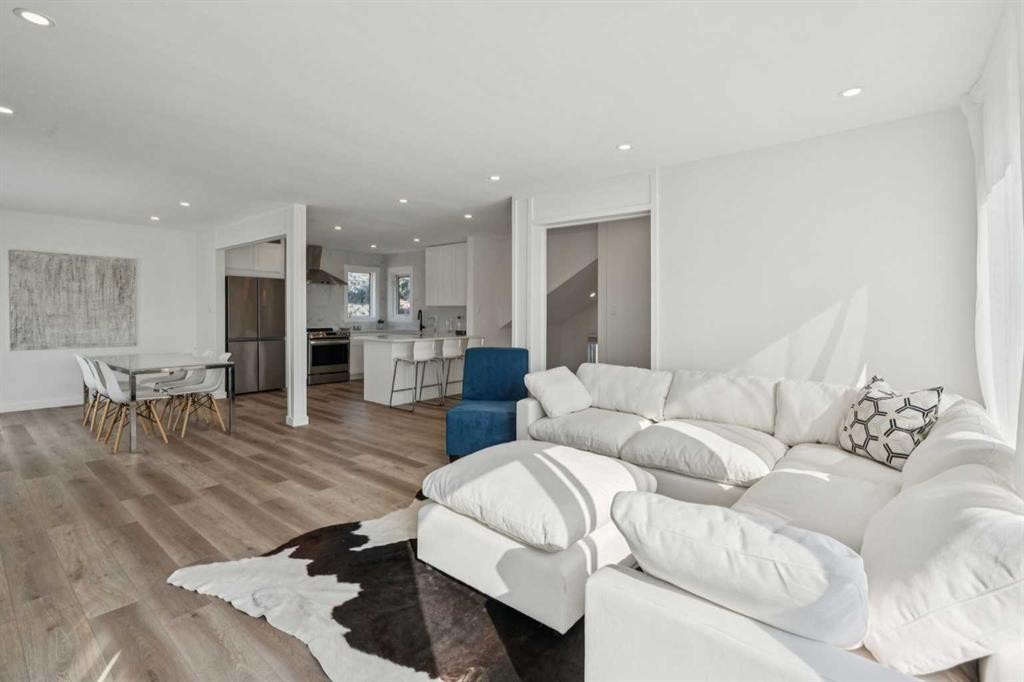 809 9 Street Ne, Calgary, AB - Indoor Photo Showing Living Room