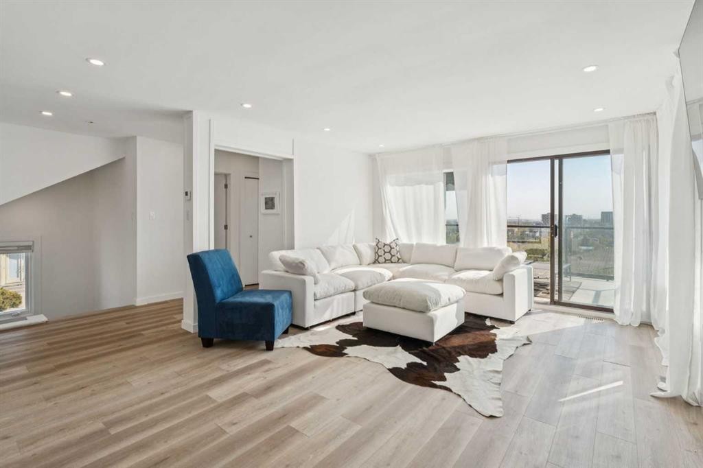 809 9 Street Ne, Calgary, AB - Indoor Photo Showing Living Room