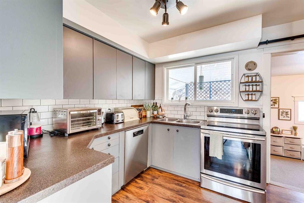215 4 Avenue Se, Three Hills, AB - Indoor Photo Showing Kitchen With Double Sink
