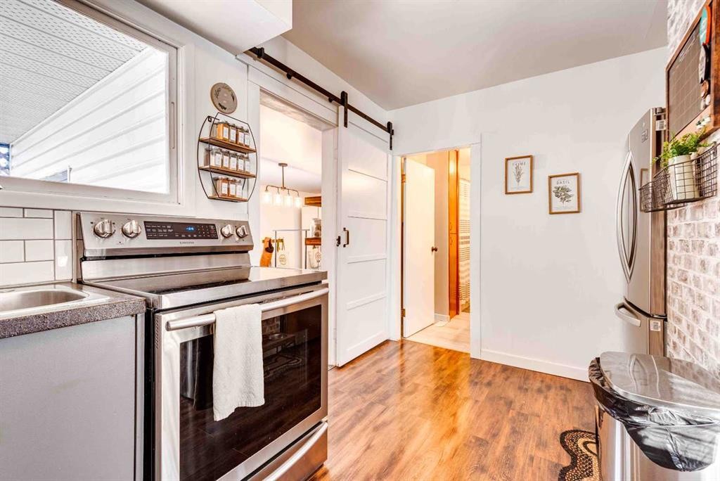 215 4 Avenue Se, Three Hills, AB - Indoor Photo Showing Kitchen
