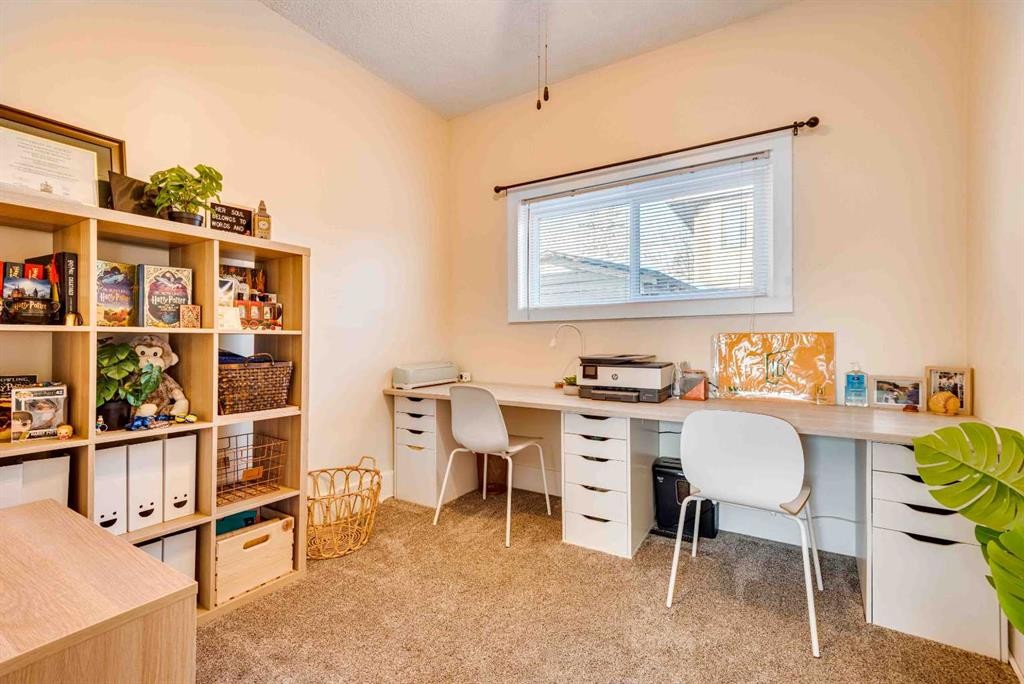 215 4 Avenue Se, Three Hills, AB - Indoor Photo Showing Office