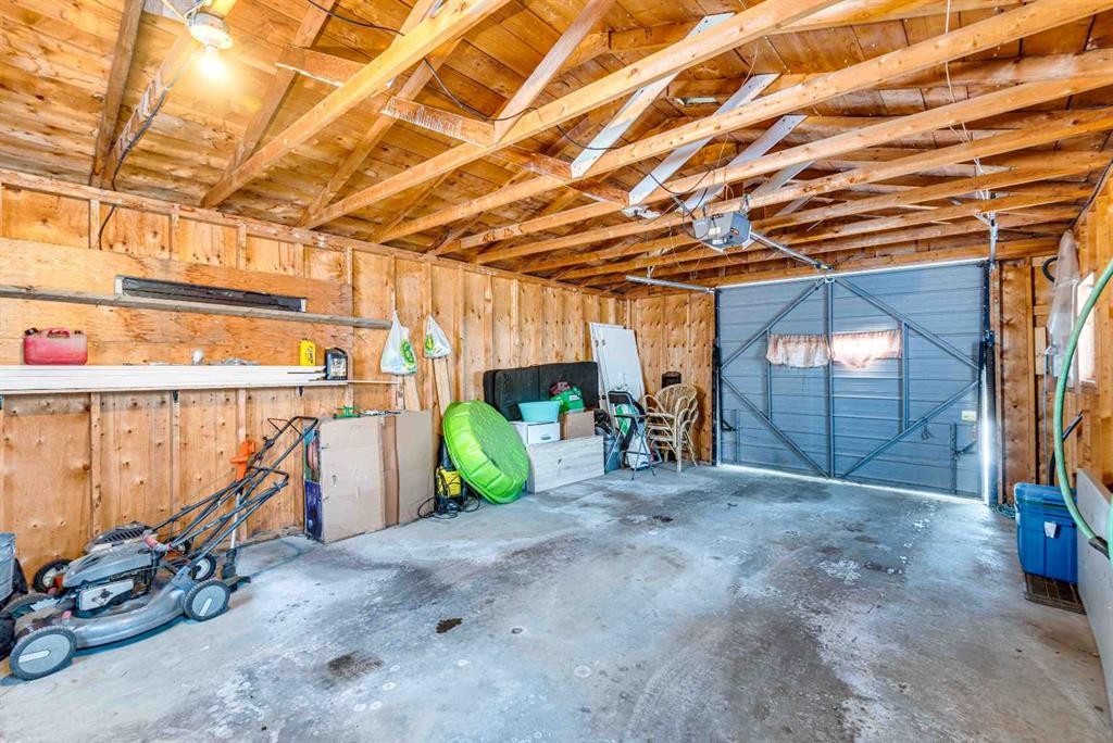 215 4 Avenue Se, Three Hills, AB - Indoor