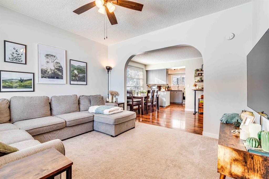 215 4 Avenue Se, Three Hills, AB - Indoor Photo Showing Living Room