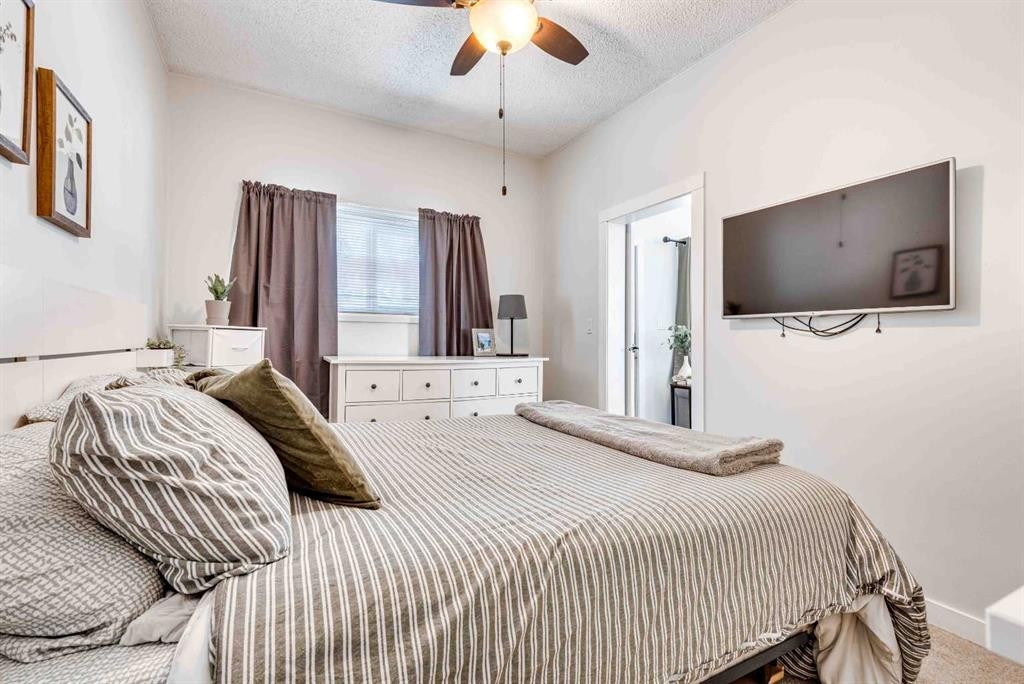 215 4 Avenue Se, Three Hills, AB - Indoor Photo Showing Bedroom