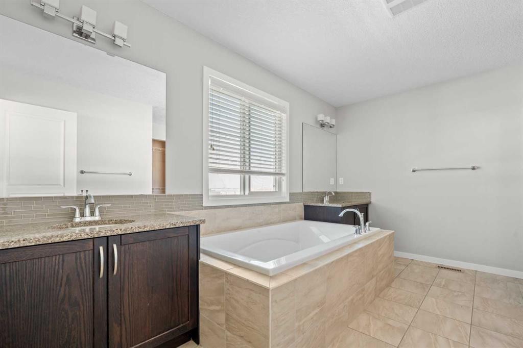 2148 Brightoncrest Green Se, Calgary, AB - Indoor Photo Showing Bathroom