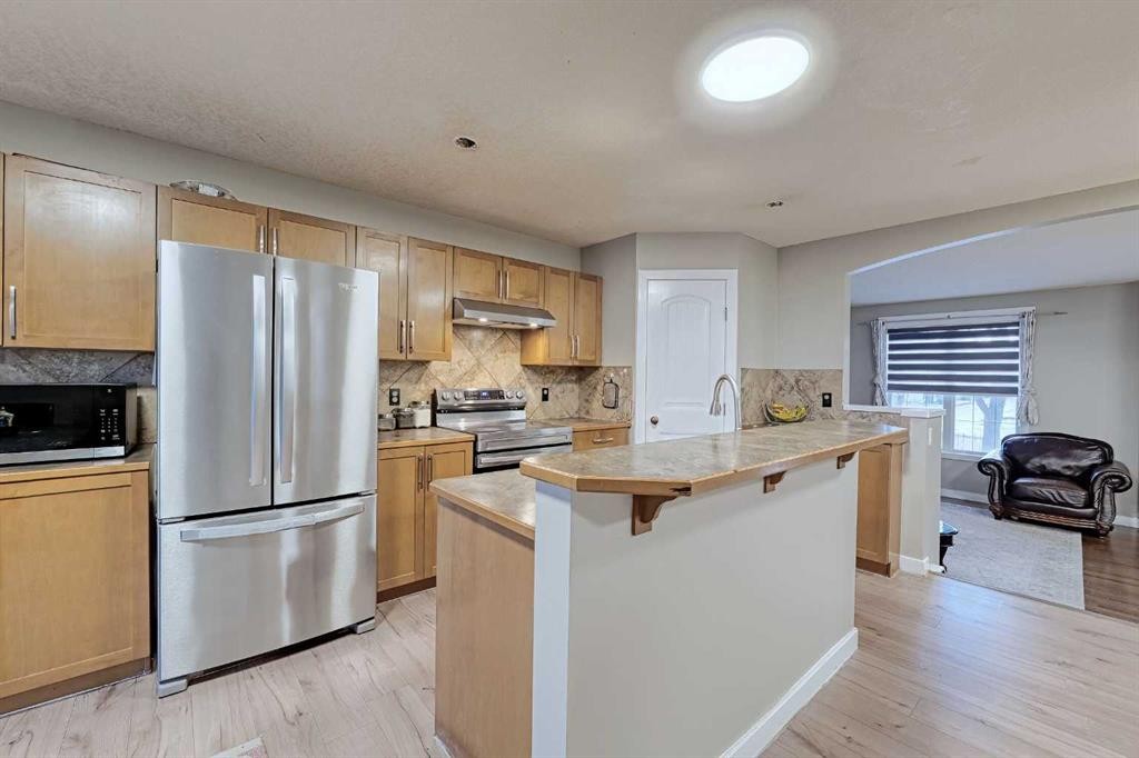 303 Saddlebrook Way Ne, Calgary, AB - Indoor Photo Showing Kitchen