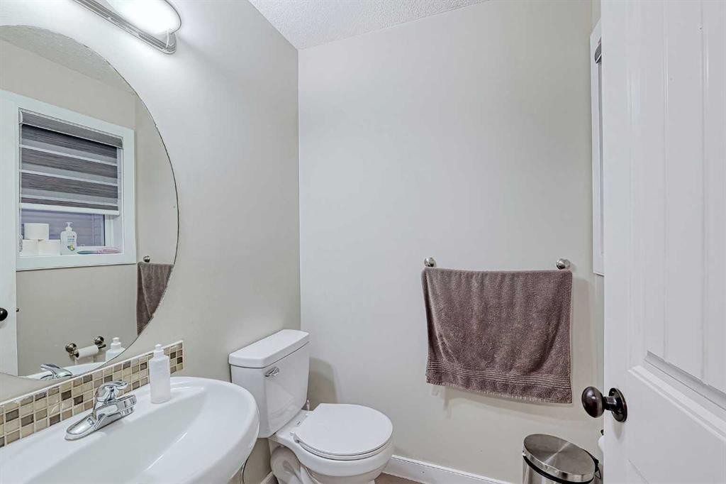 303 Saddlebrook Way Ne, Calgary, AB - Indoor Photo Showing Bathroom