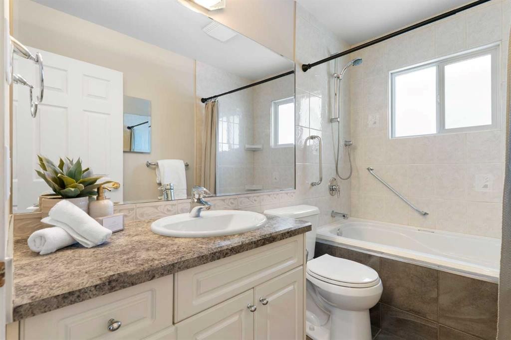 123 Glacier Drive Sw, Calgary, AB - Indoor Photo Showing Bathroom
