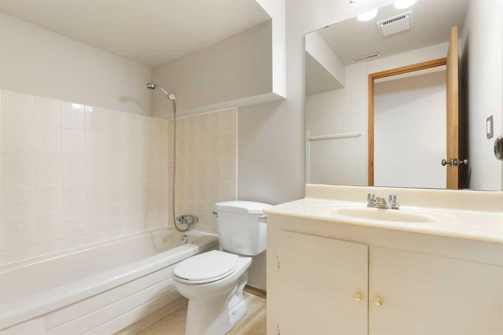123 Glacier Drive Sw, Calgary, AB - Indoor Photo Showing Bathroom