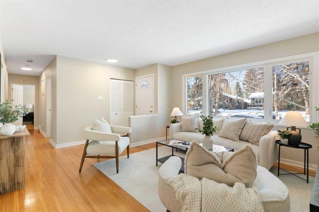123 Glacier Drive Sw, Calgary, AB - Indoor Photo Showing Living Room