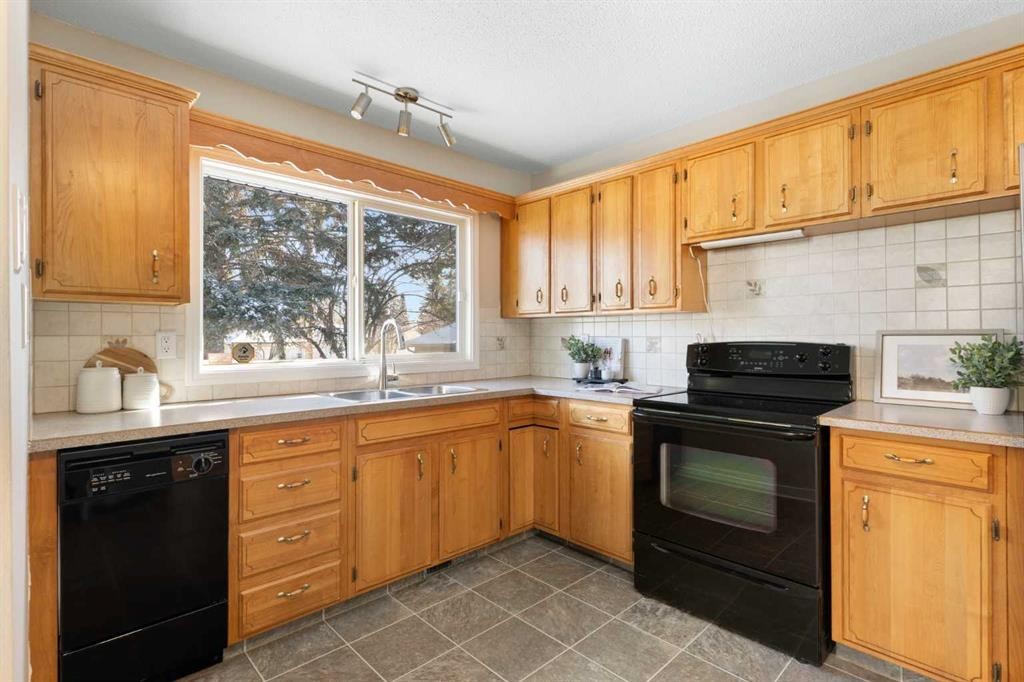 123 Glacier Drive Sw, Calgary, AB - Indoor Photo Showing Kitchen With Double Sink