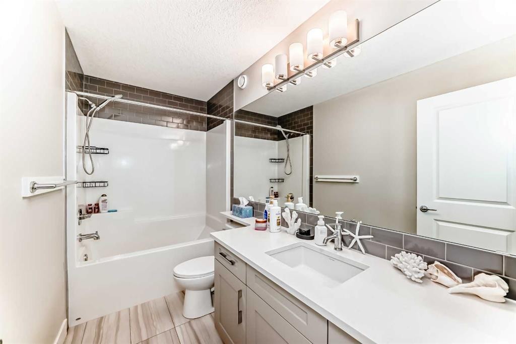 477 Legacy Boulevard Se, Calgary, AB - Indoor Photo Showing Bathroom