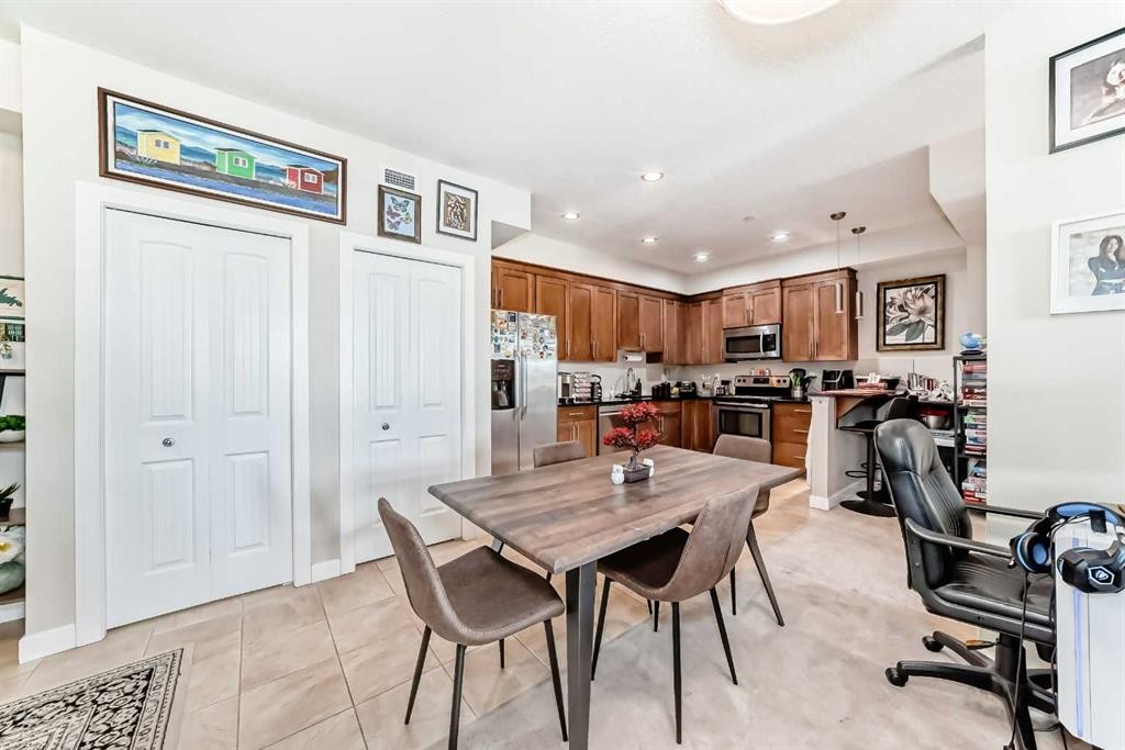 210-1005A Westmount Drive, Strathmore, AB - Indoor Photo Showing Dining Room