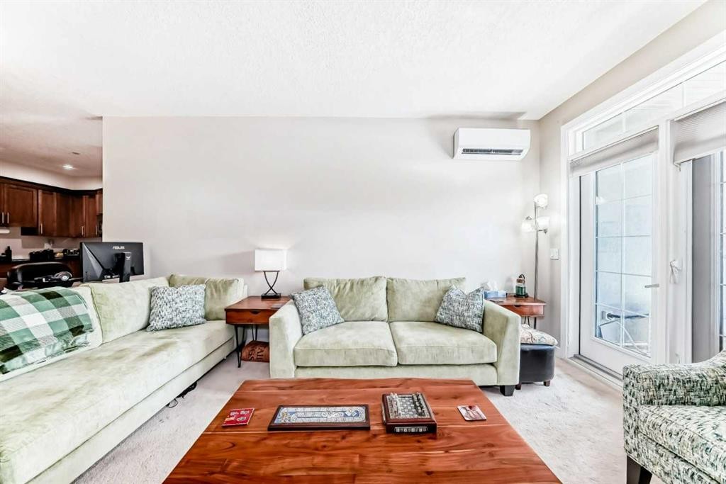 210-1005A Westmount Drive, Strathmore, AB - Indoor Photo Showing Living Room