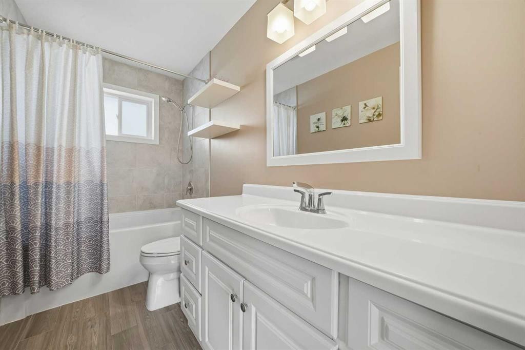 132 Shawcliffe Circle Sw, Calgary, AB - Indoor Photo Showing Bathroom
