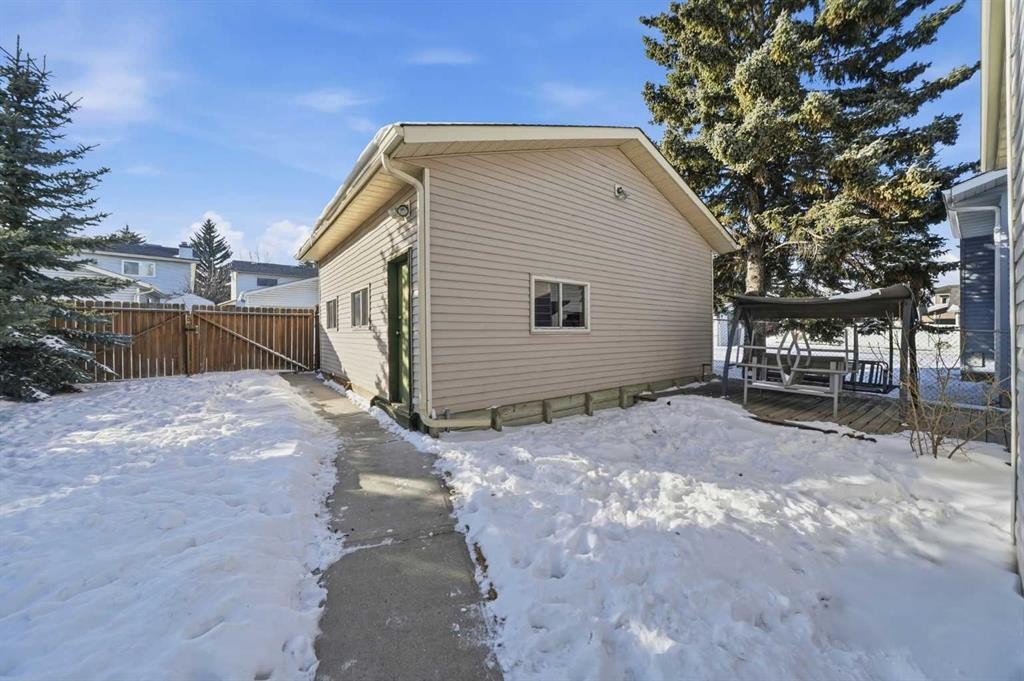 132 Shawcliffe Circle Sw, Calgary, AB - Outdoor