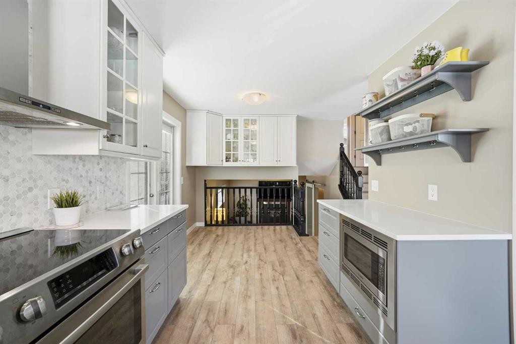 132 Shawcliffe Circle Sw, Calgary, AB - Indoor Photo Showing Kitchen