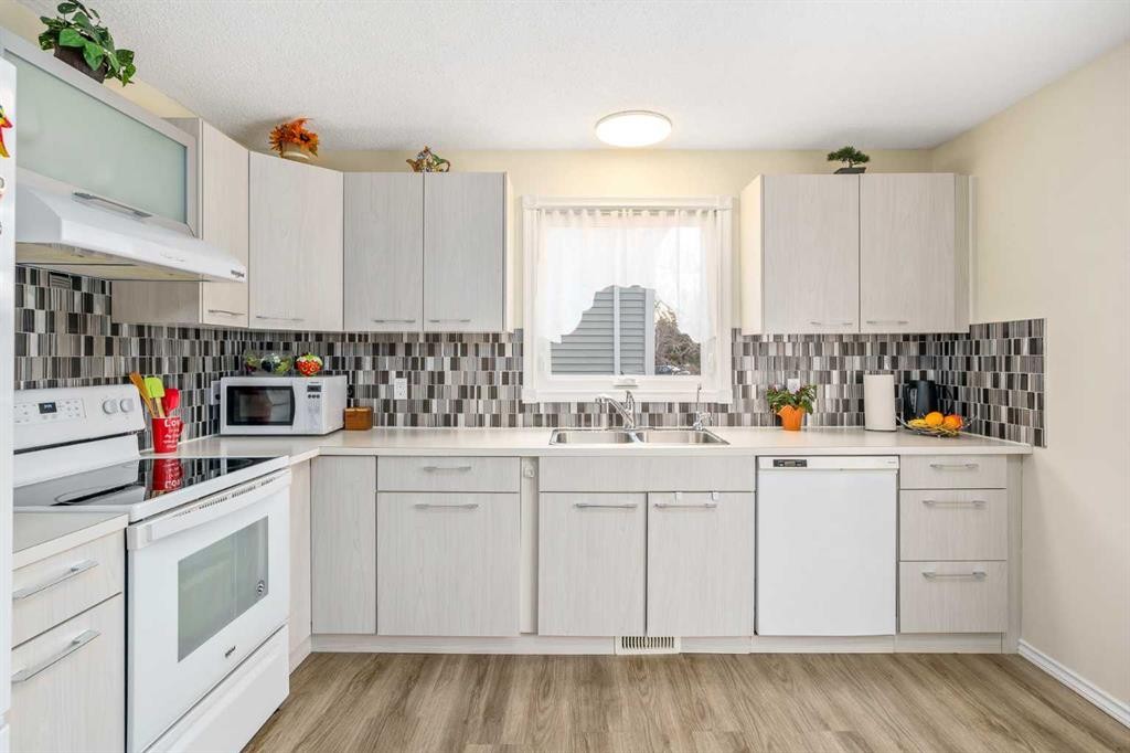43 Millrise Crescent Sw, Calgary, AB - Indoor Photo Showing Kitchen With Double Sink