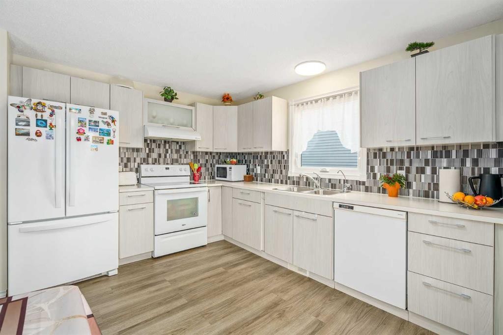 43 Millrise Crescent Sw, Calgary, AB - Indoor Photo Showing Kitchen With Double Sink