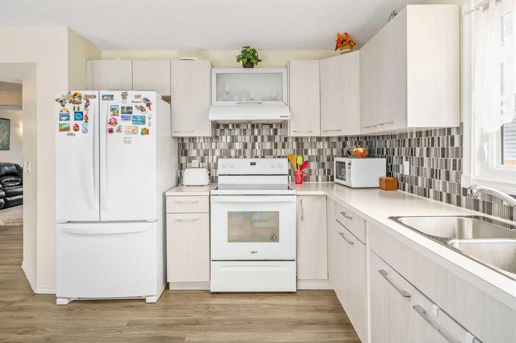 43 Millrise Crescent Sw, Calgary, AB - Indoor Photo Showing Kitchen With Double Sink