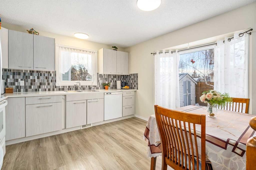 43 Millrise Crescent Sw, Calgary, AB - Indoor Photo Showing Other Room