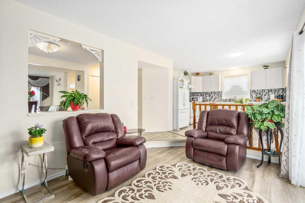 43 Millrise Crescent Sw, Calgary, AB - Indoor Photo Showing Living Room