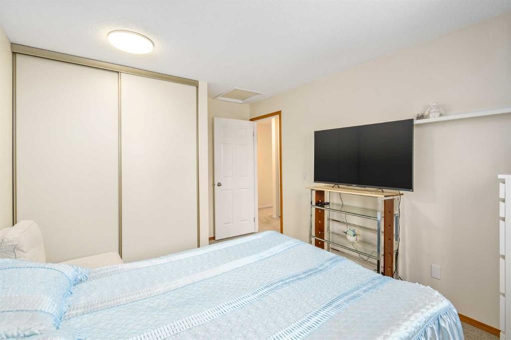 43 Millrise Crescent Sw, Calgary, AB - Indoor Photo Showing Bedroom
