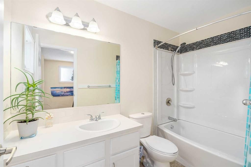 43 Millrise Crescent Sw, Calgary, AB - Indoor Photo Showing Bathroom
