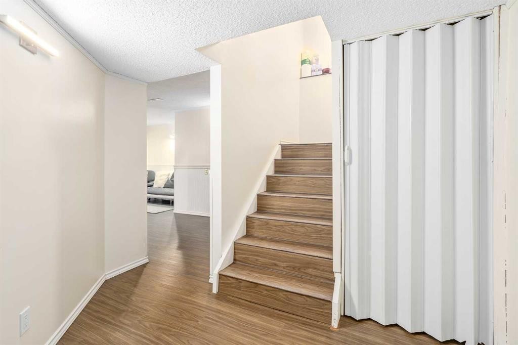 43 Millrise Crescent Sw, Calgary, AB - Indoor Photo Showing Other Room