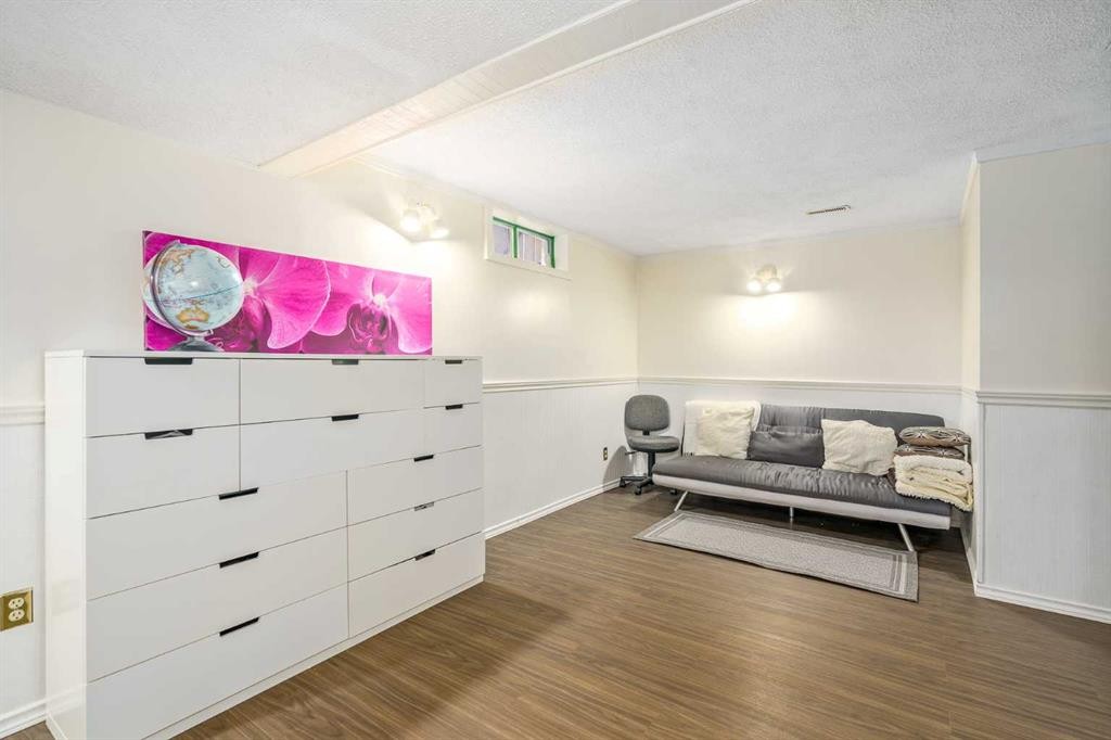 43 Millrise Crescent Sw, Calgary, AB - Indoor Photo Showing Other Room