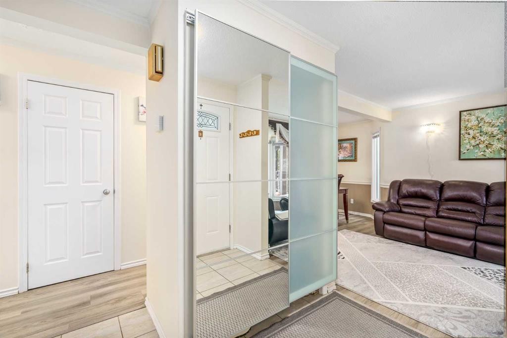 43 Millrise Crescent Sw, Calgary, AB - Indoor Photo Showing Other Room