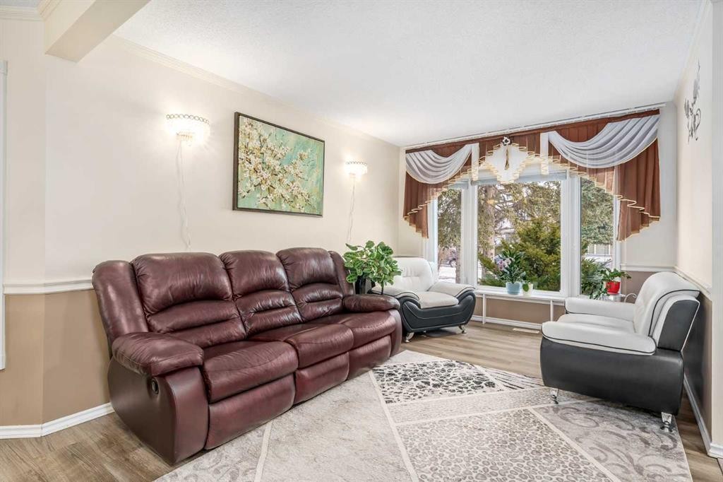 43 Millrise Crescent Sw, Calgary, AB - Indoor Photo Showing Living Room