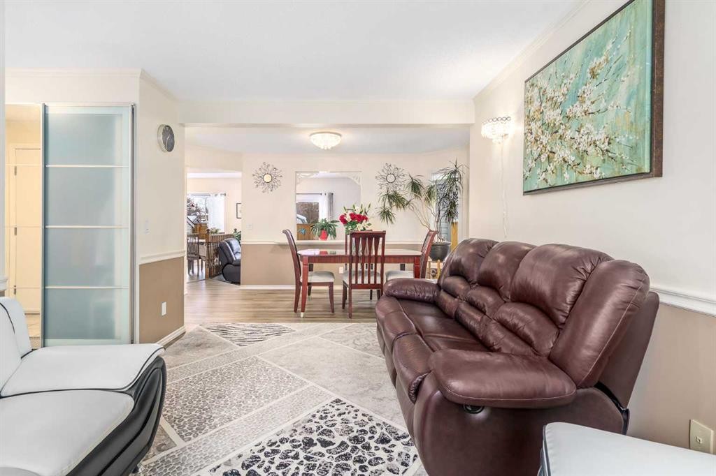 43 Millrise Crescent Sw, Calgary, AB - Indoor Photo Showing Living Room