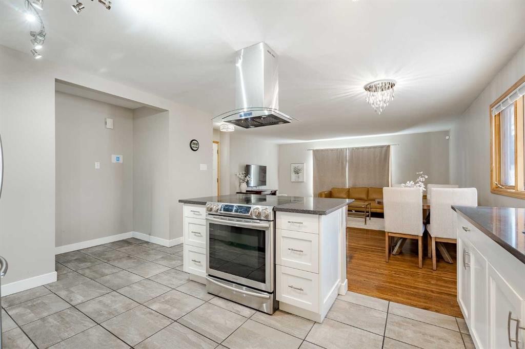 94 Brantford Crescent Nw, Calgary, AB - Indoor Photo Showing Kitchen