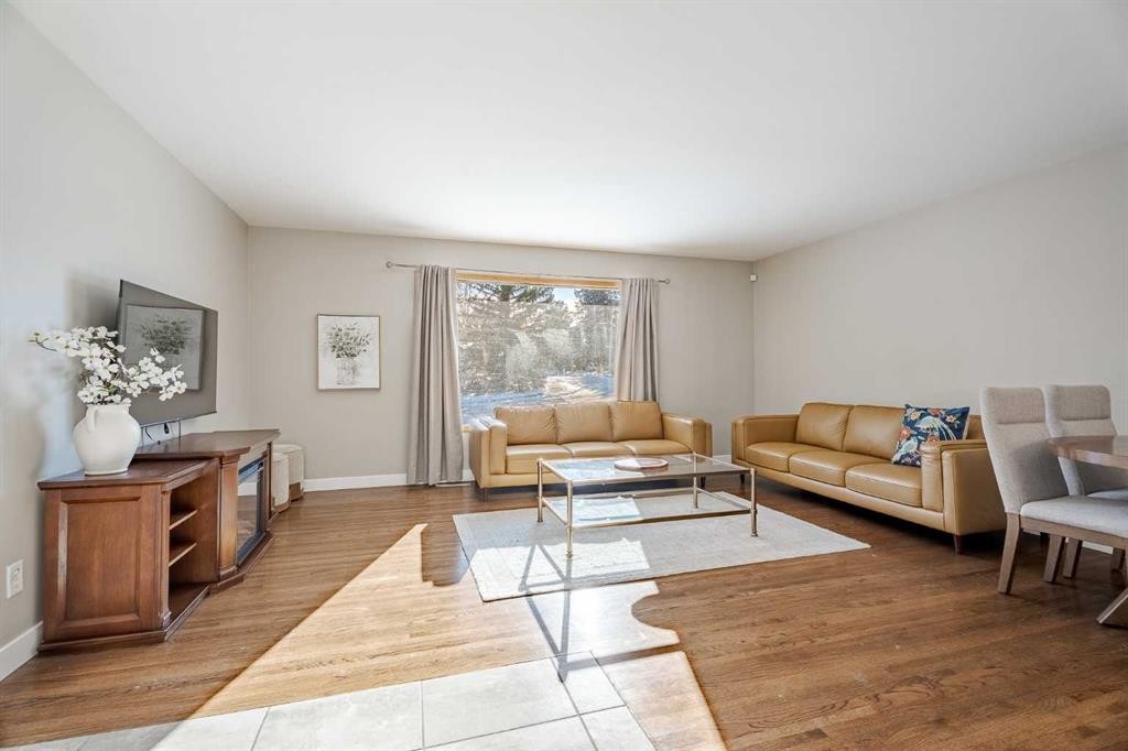 94 Brantford Crescent Nw, Calgary, AB - Indoor Photo Showing Living Room