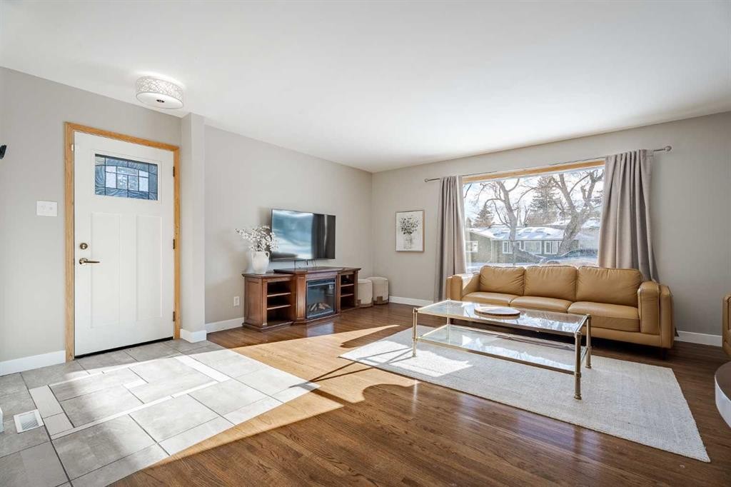 94 Brantford Crescent Nw, Calgary, AB - Indoor Photo Showing Living Room