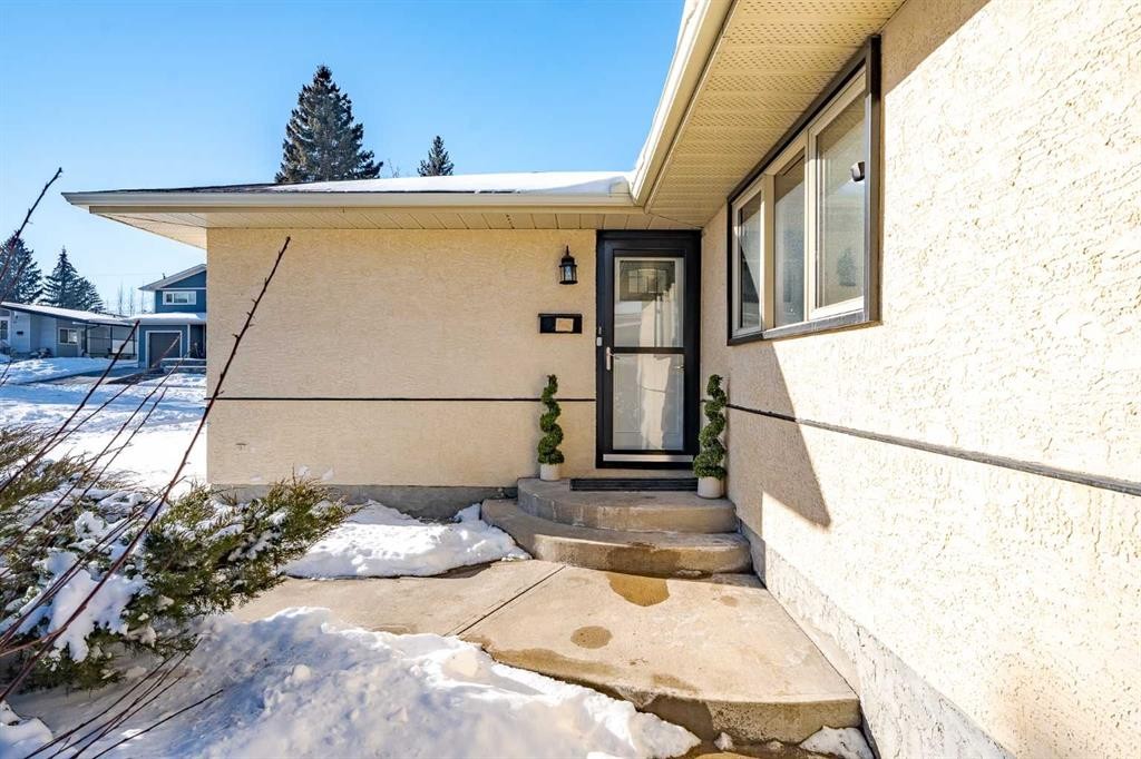 94 Brantford Crescent Nw, Calgary, AB - Outdoor With Exterior