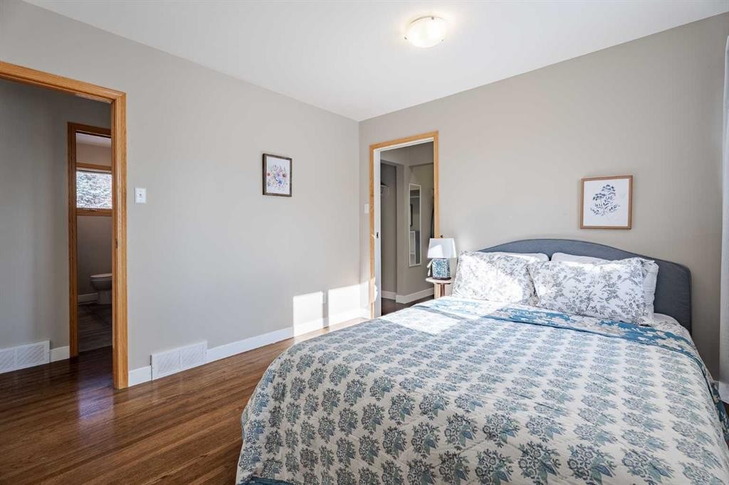 94 Brantford Crescent Nw, Calgary, AB - Indoor Photo Showing Bedroom