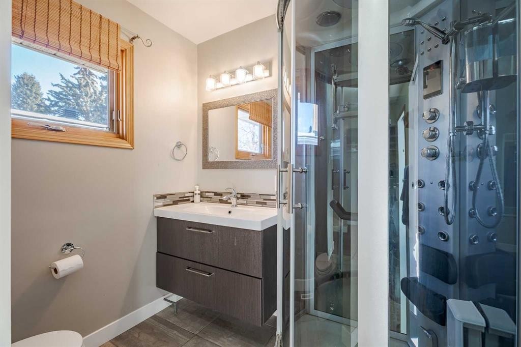 94 Brantford Crescent Nw, Calgary, AB - Indoor Photo Showing Bathroom