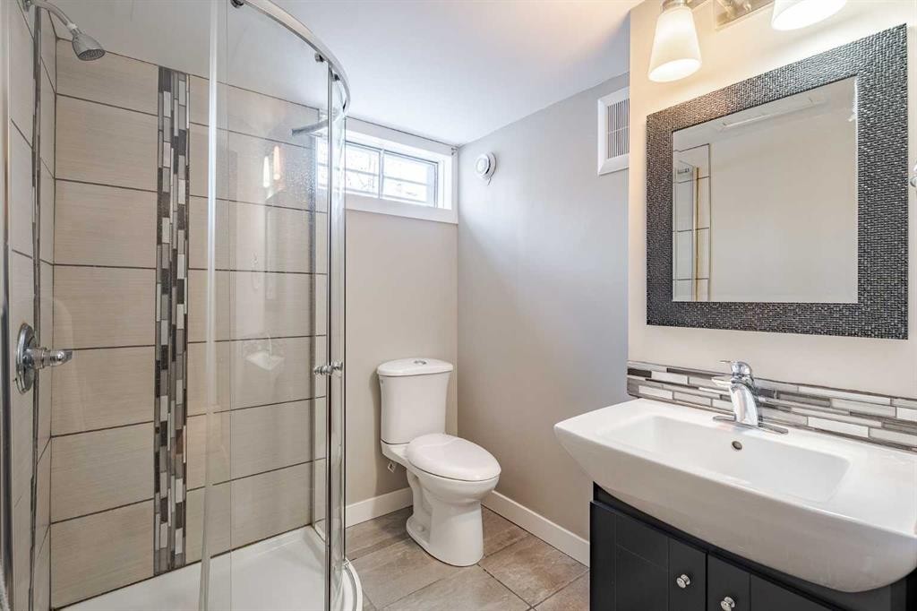94 Brantford Crescent Nw, Calgary, AB - Indoor Photo Showing Bathroom