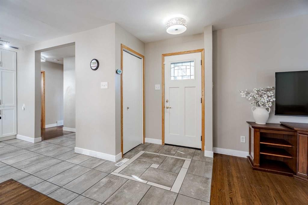 94 Brantford Crescent Nw, Calgary, AB - Indoor Photo Showing Other Room