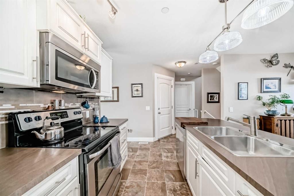 20 Mackenzie, Carstairs, AB - Indoor Photo Showing Kitchen With Double Sink