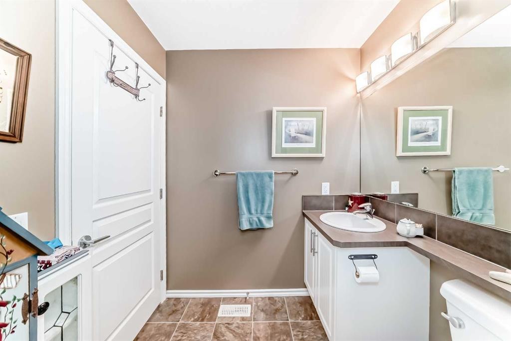 20 Mackenzie, Carstairs, AB - Indoor Photo Showing Bathroom
