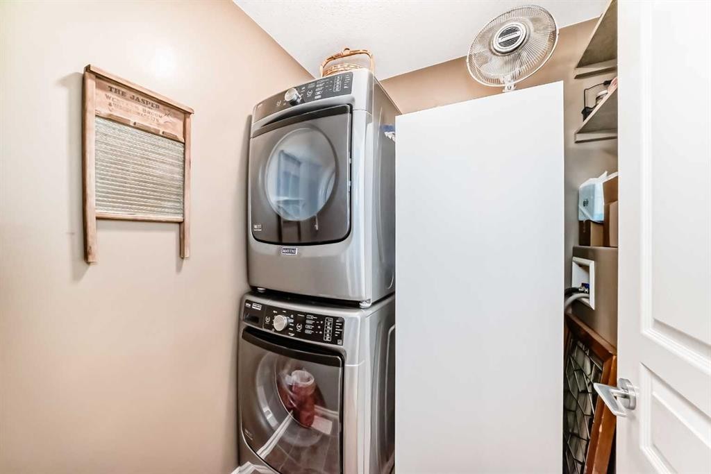 20 Mackenzie, Carstairs, AB - Indoor Photo Showing Laundry Room