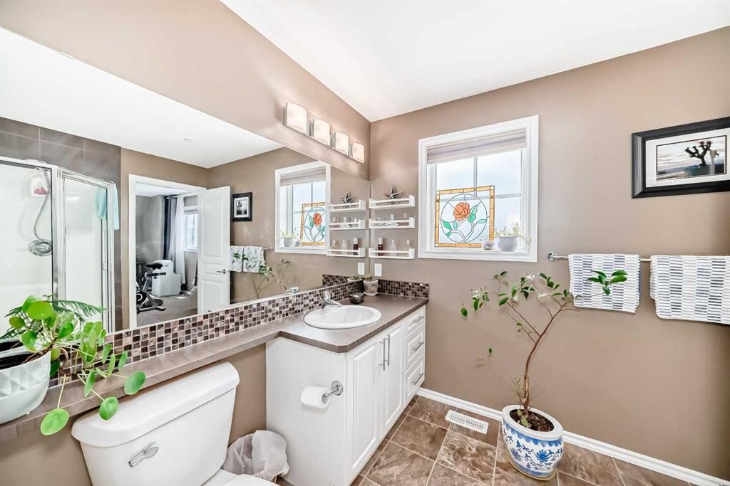 20 Mackenzie, Carstairs, AB - Indoor Photo Showing Bathroom