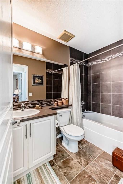 20 Mackenzie, Carstairs, AB - Indoor Photo Showing Bathroom