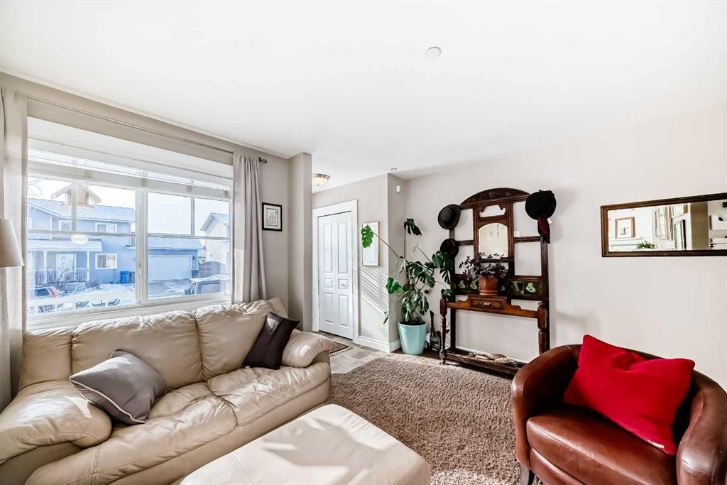 20 Mackenzie, Carstairs, AB - Indoor Photo Showing Living Room