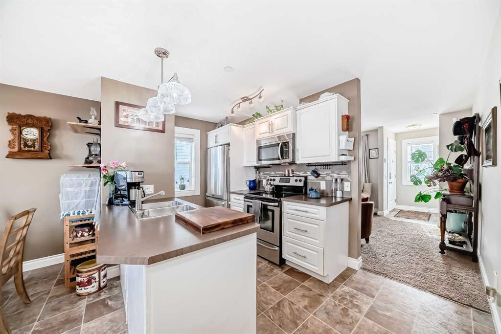 20 Mackenzie, Carstairs, AB - Indoor Photo Showing Kitchen