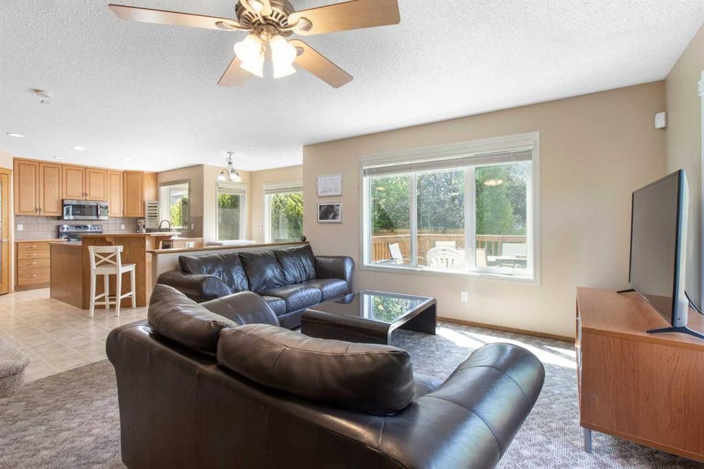 235 Everwillow Close Sw, Calgary, AB - Indoor Photo Showing Living Room